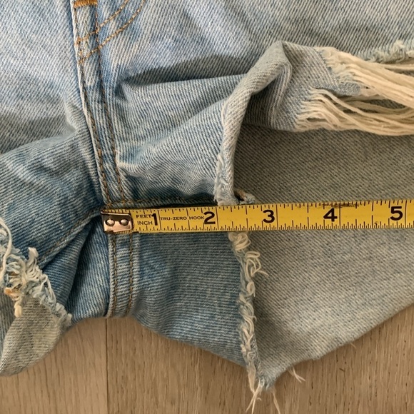 Women’s frayed Levis 501 Jean‎ shorts size W33 light Wash buttons fly distressed - Picture 5 of 9